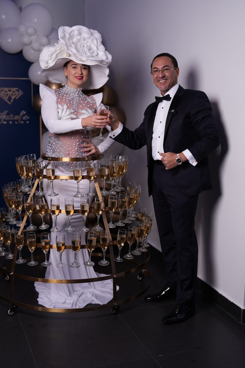 Performer sirviendo champagne en una celebración