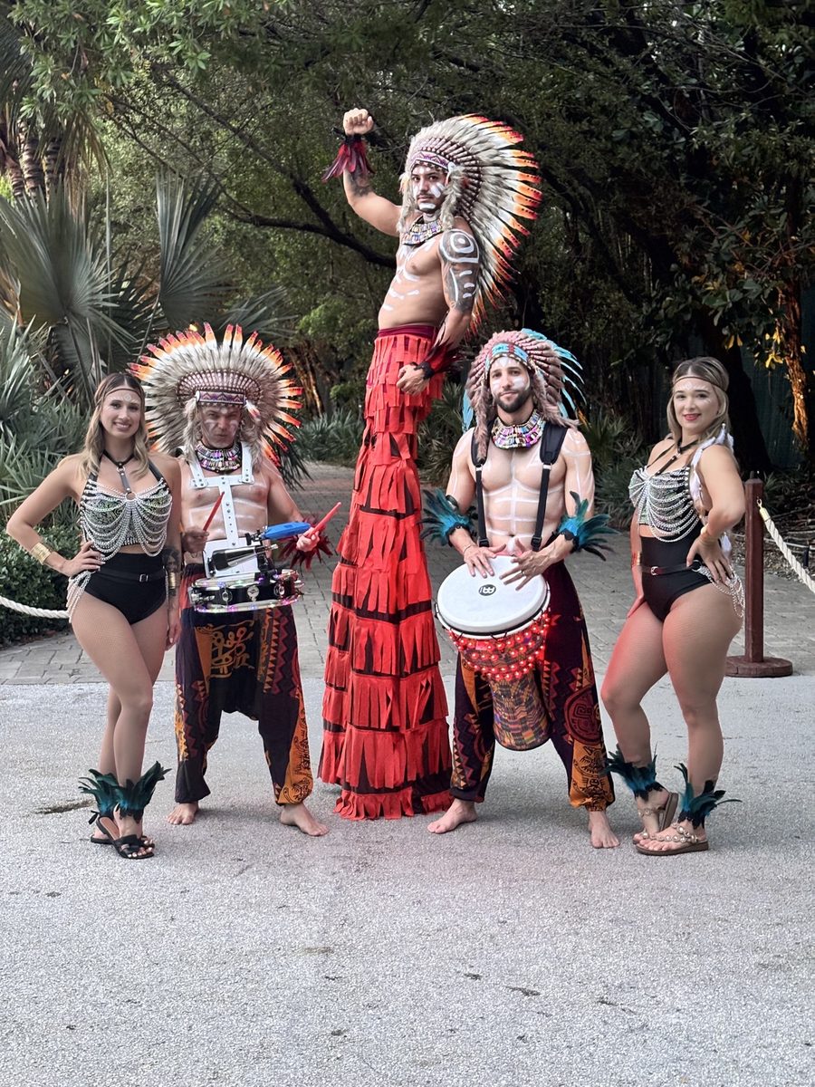 Artistas del show temático Tulum